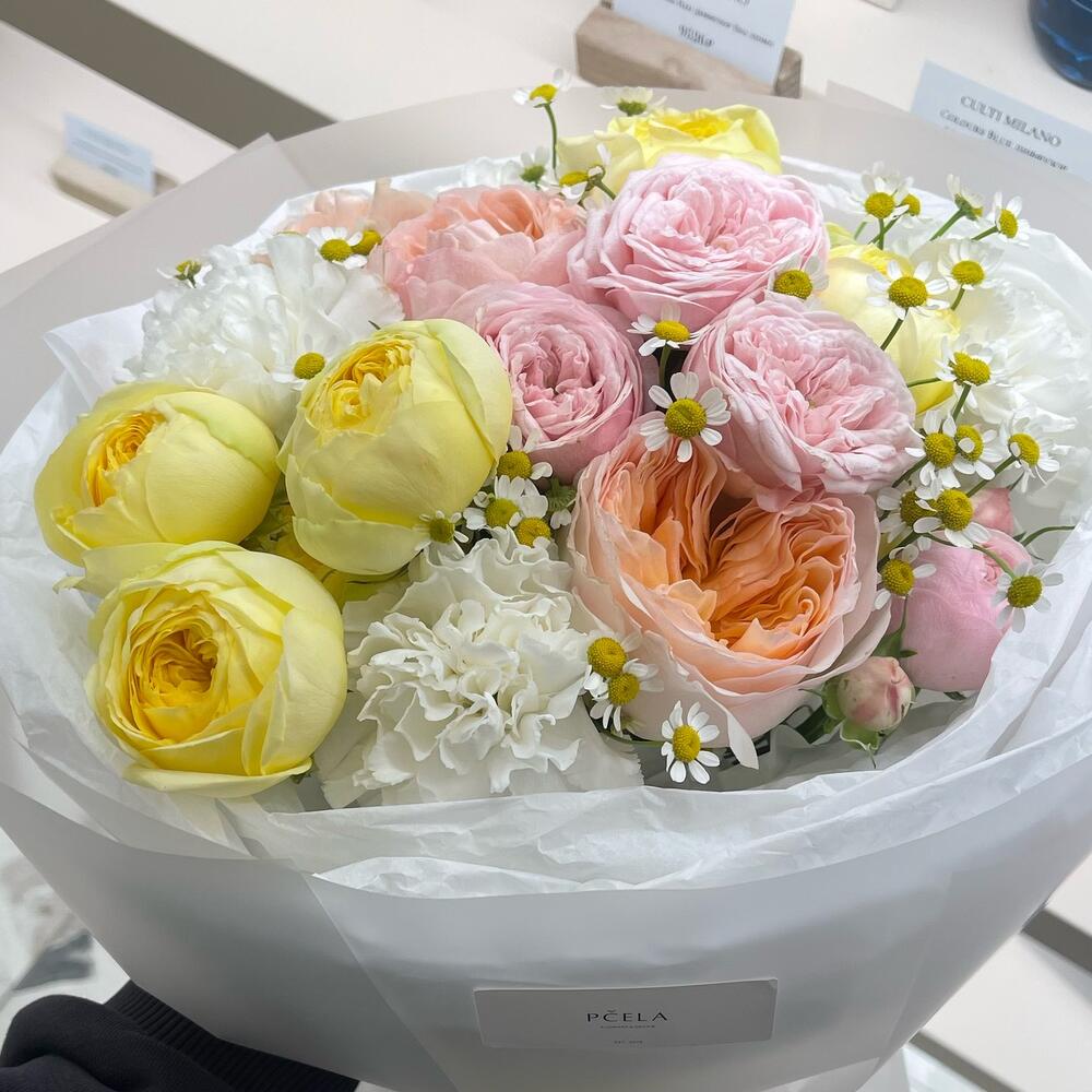 Яркий букет с пионовидными розами Яркий букет с пионовидными розами